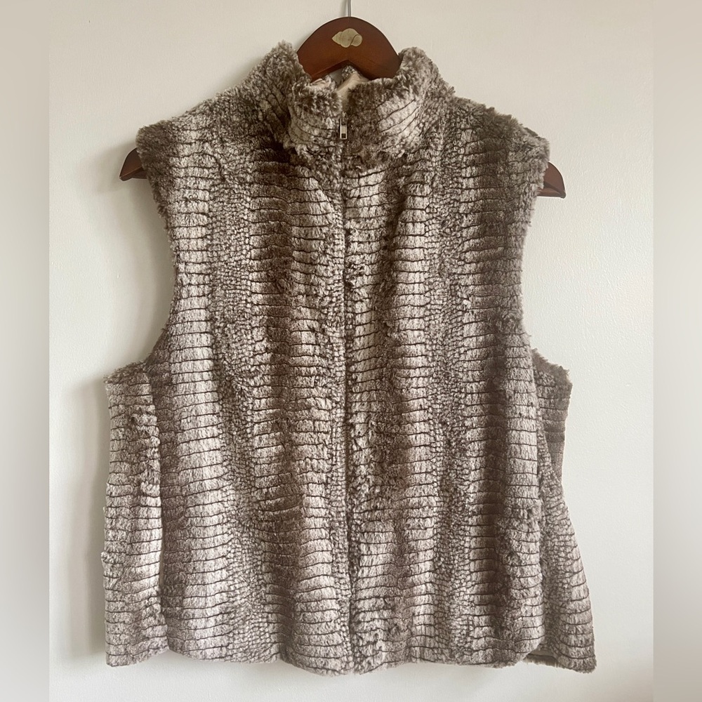 Size M Eight Sixty Faux Fur Vest
